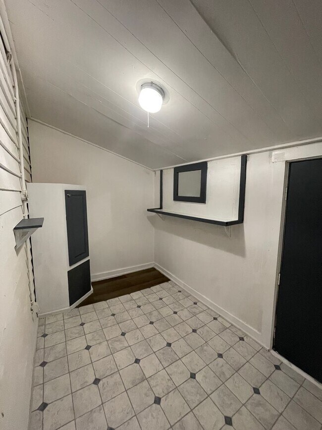 Building Photo - Two Bedroom, One Bath House!