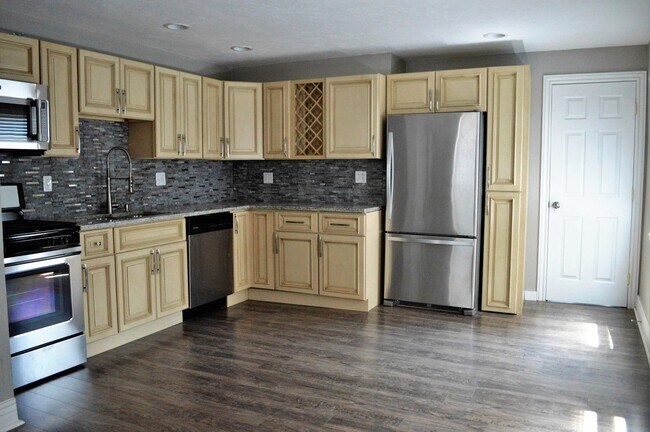 Building Photo - Stunning 4 bed, 3 bath home, luxury finish...