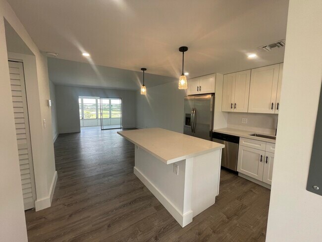 Building Photo - 1005 Country Club Dr