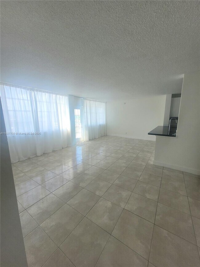 Foto del edificio - 2025 NE 164th St