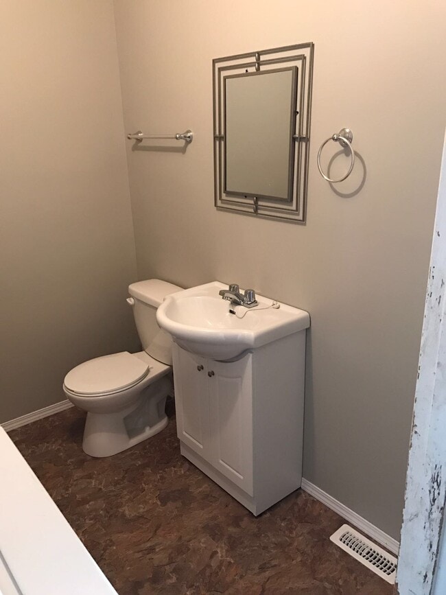 Building Photo - 3 Bed 1.5 Bath Unit in Olds, AB