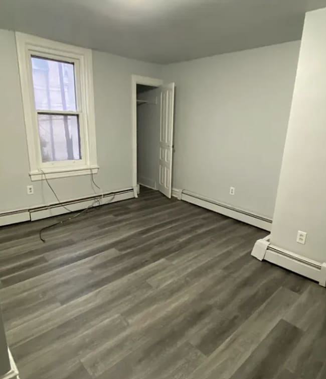 Building Photo - 339 King St