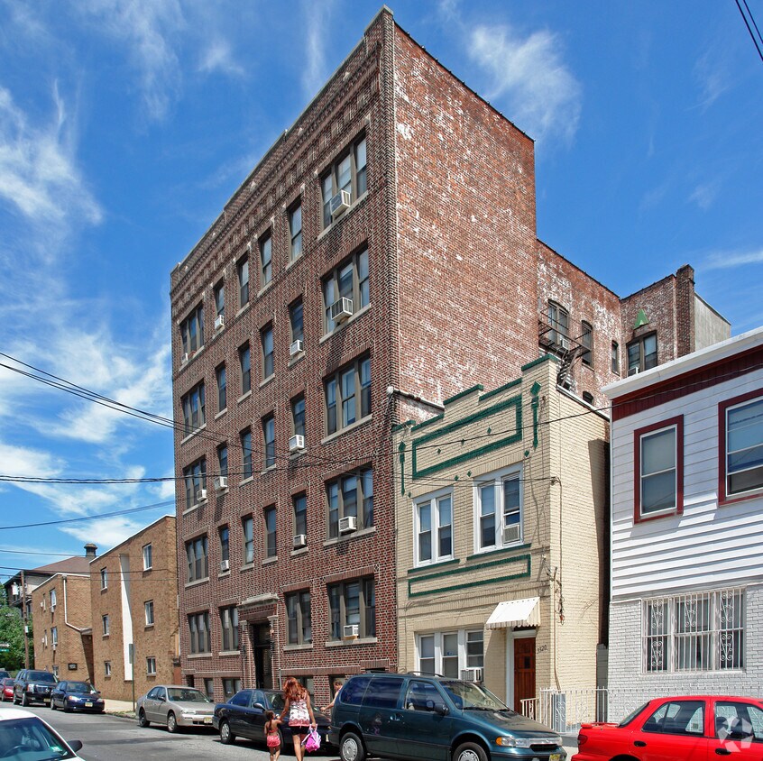 Primary Photo - 3322 Palisade Ave