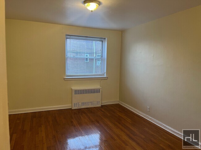 Foto del edificio - Large One Bedroom in Auburndale/Bayside NY