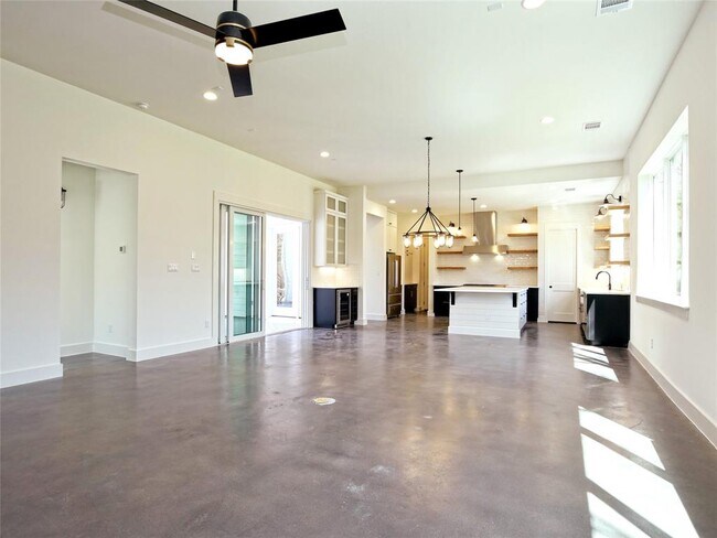 Building Photo - 2513 De Soto Dr