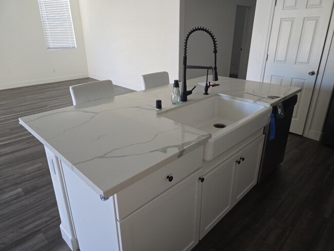 Building Photo - Beautiful 3 Bedroom 2 Bathroom Home