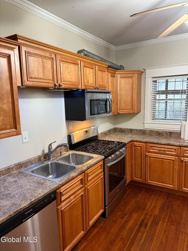 Foto del edificio - 24-26-26 Penrose Ave