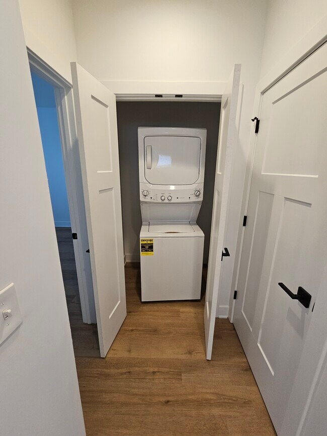 Foto del edificio - Crittenden Downstairs