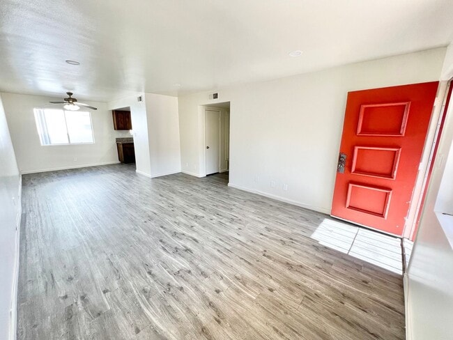 Foto del edificio - Spacious 3BD/2BA Upper-Level Apartment with Private Patio & 2 Parking Spaces