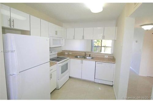 Foto del edificio - 9844 Nob Hill Ln