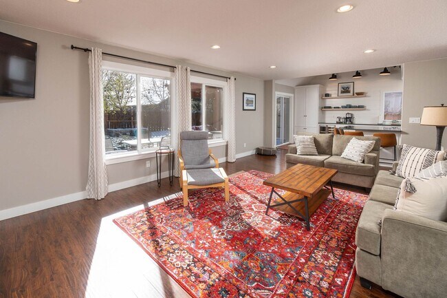 Foto del edificio - *Available through April 28th* Stunning Ho...
