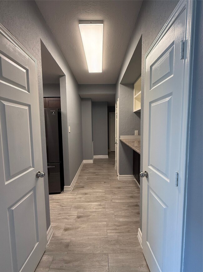 Foto del edificio - 5830 Clarewood Dr