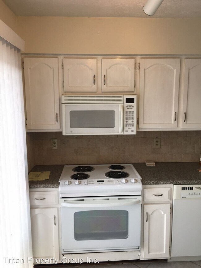 Building Photo - 2695 Meadowlawn Dr SE