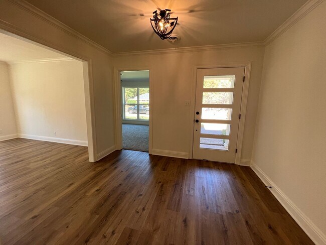Building Photo - STUNNING REMODEL IN SPRING LAKE ESTATES