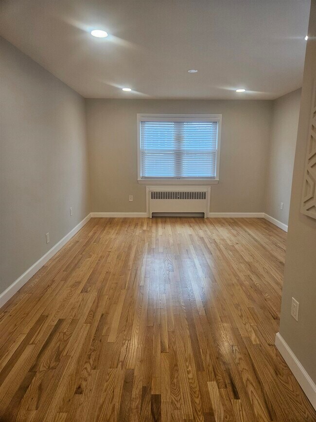 Building Photo - 736 3rd St