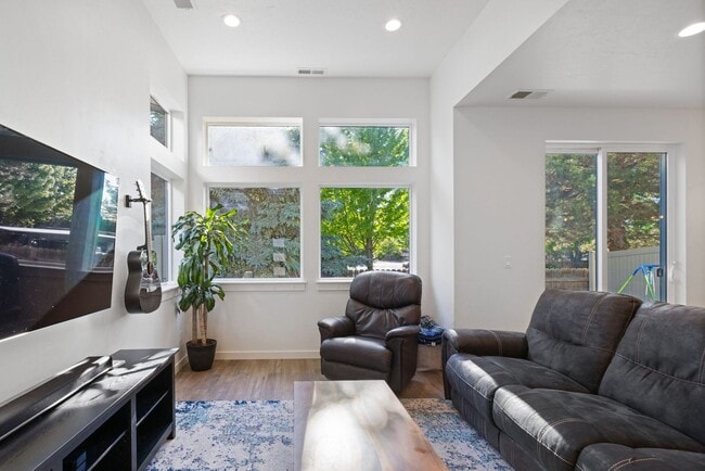 Building Photo - Beautiful Home