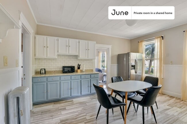 Building Photo - Room in Shared 4 bed/1 bath home