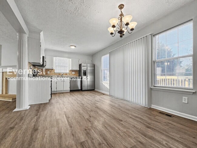 Foto del edificio - 3 Bed, 3 Bath with Fenced Yard & Garage / Pet-Friendly / Available Now!