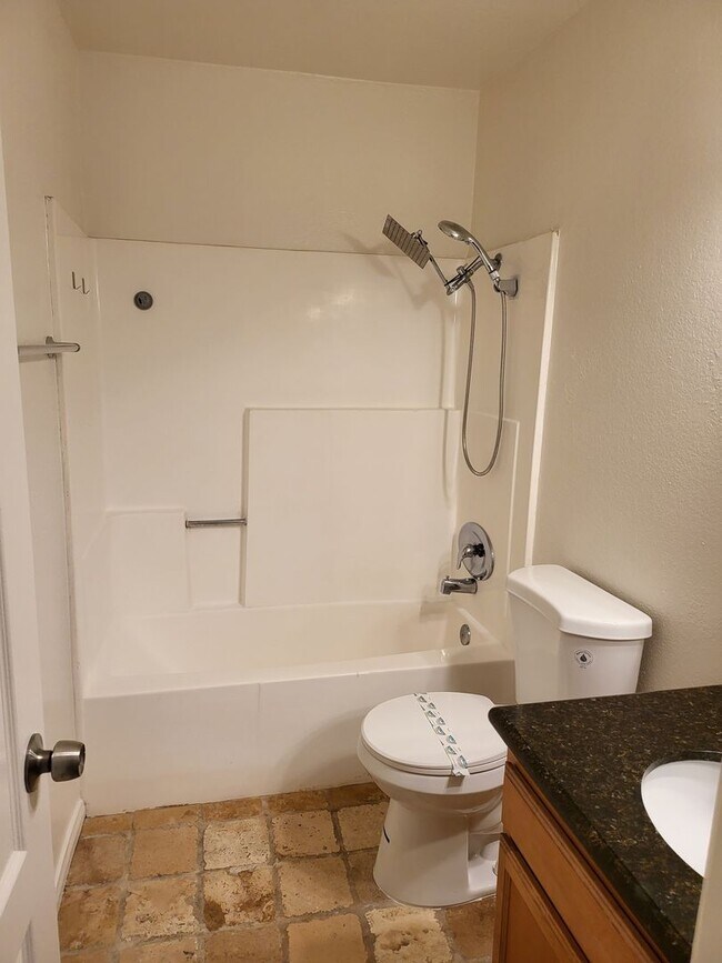Foto del edificio - Close to Base, Private Laundry, Reserved Parking