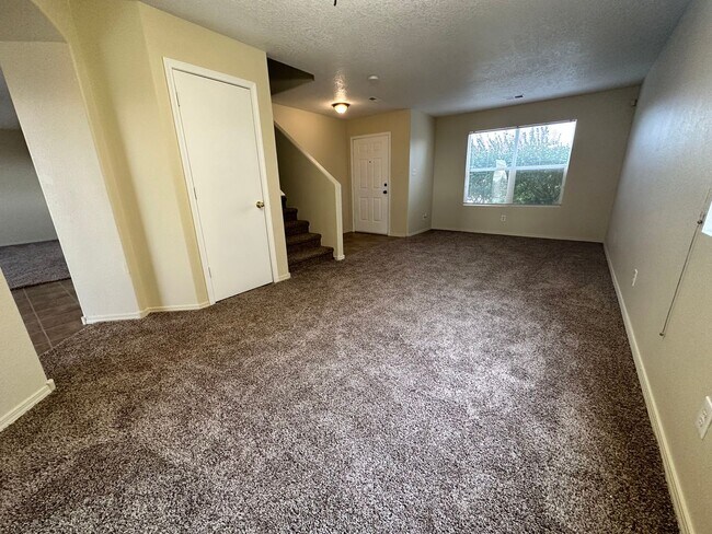 Building Photo - 4bed 2.5 Bath- FREE 50 inch Flat Screen at...