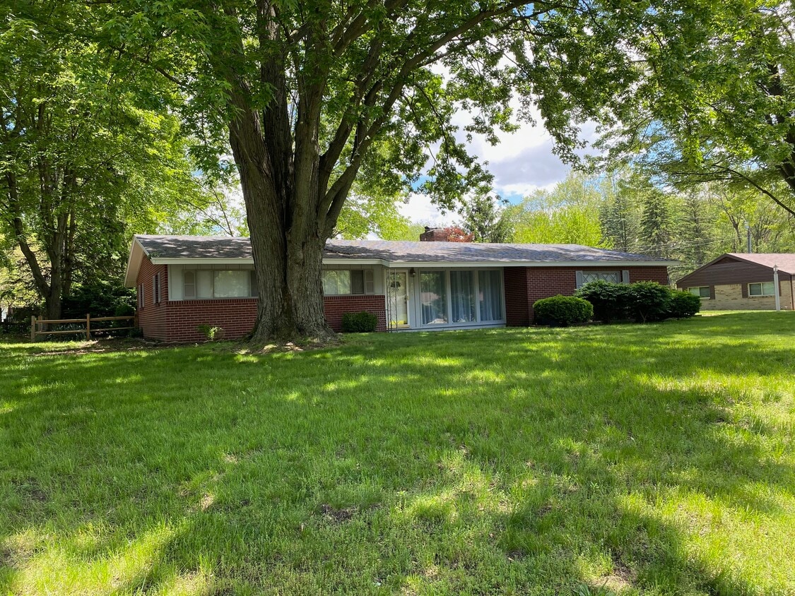 7060 Burkenhead Pl, Lambertville, MI 48144 House Rental in