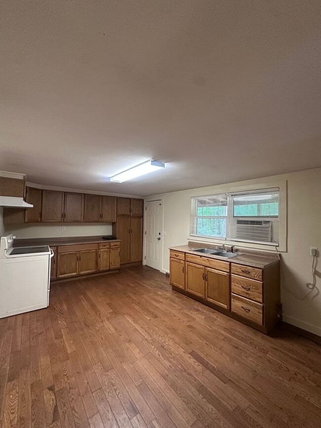 Photo - Private ranch with spacious yard! Can accommodate 5 bedrooms! House