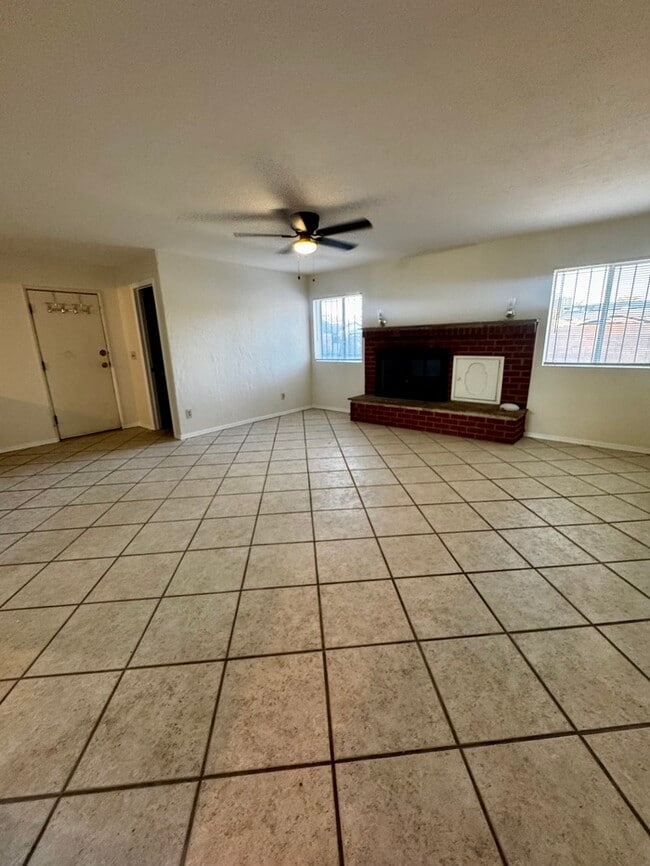 Foto del edificio - FOR RENT