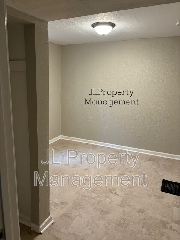 Building Photo - 2221 S Hall Rd