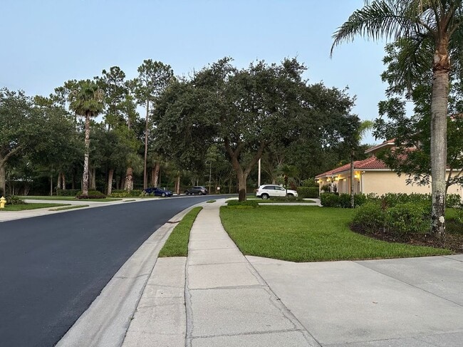Building Photo - 360 Robin Hood Cir