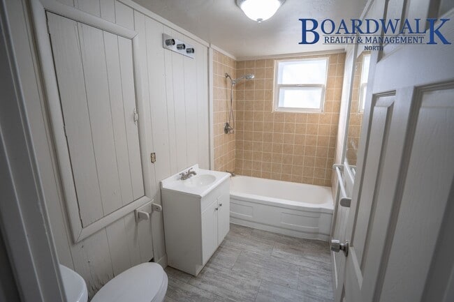 Building Photo - Pet Friendly 2 Bedroom Home