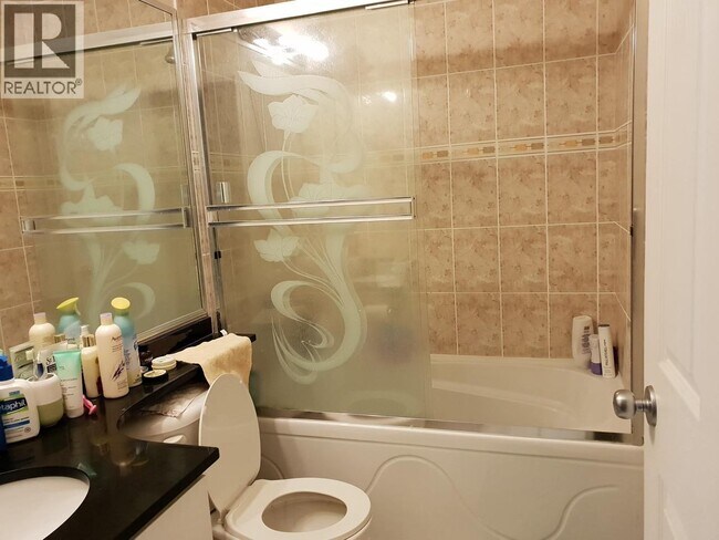 Photo du bâtiment - 33XX Wellington Ave