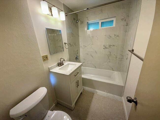 Building Photo - Available Now, Quaint 3-Bedroom Gem Across from Ridgecrest Elementary