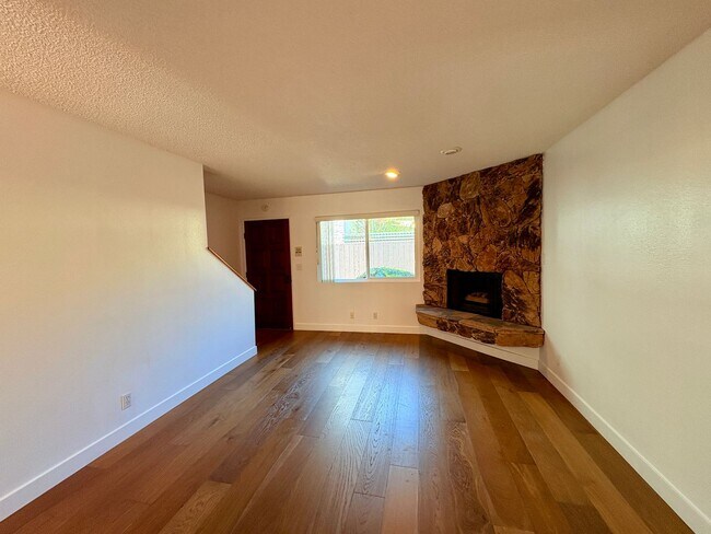Foto del edificio - Amazing Two Bed 1.5 Bath Condo - University Heights - Garage & Driveway Parking