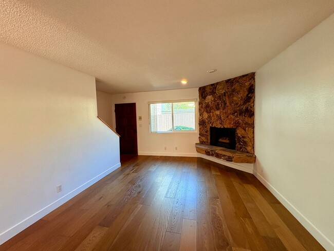 Building Photo - Amazing Two Bed 1.5 Bath Condo - University Heights - Garage & Driveway Parking