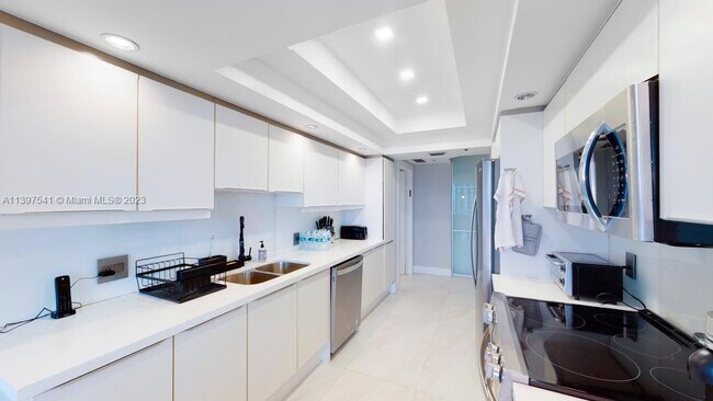 Foto del edificio - 7000 Island Blvd
