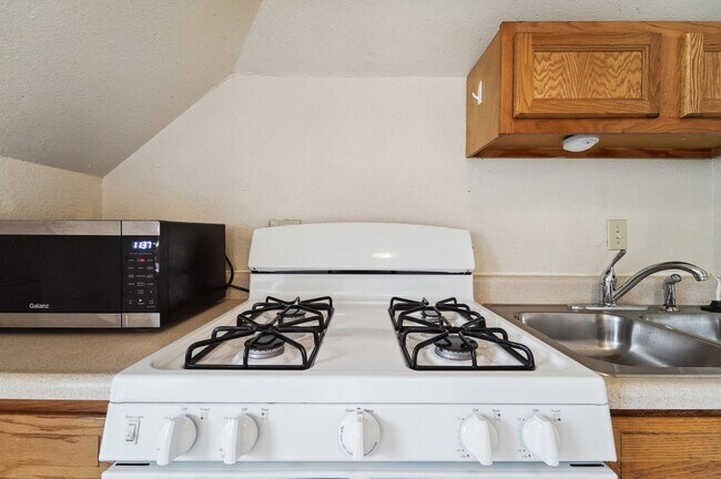 Building Photo - 2 Bedroom/ 1 Bathroom unit in Multi Family...