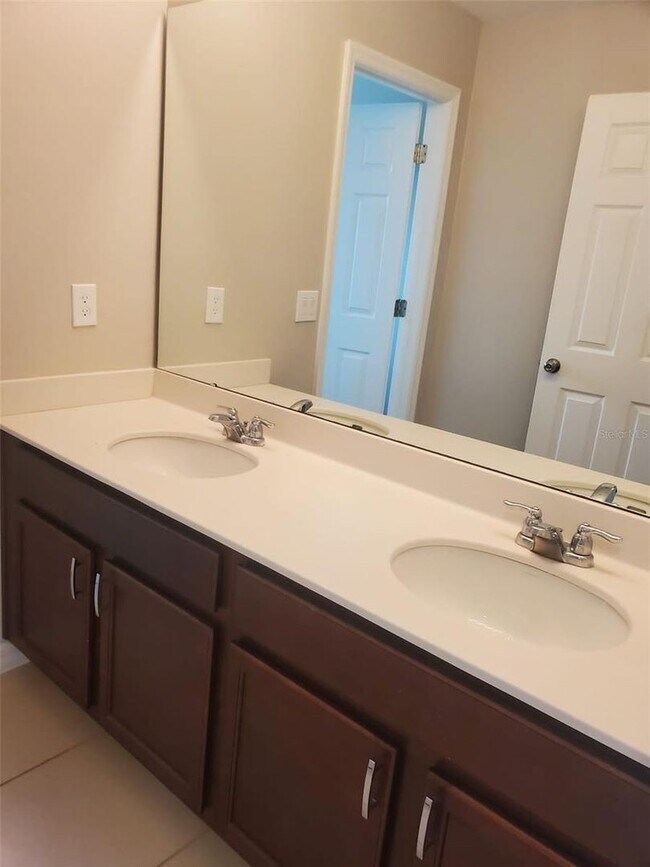 Building Photo - 3/2.5 Townhome