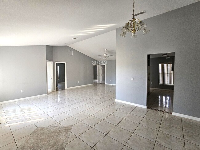 Foto del edificio - Spacious 4-Bedroom Home with Pool - July 10th move in date