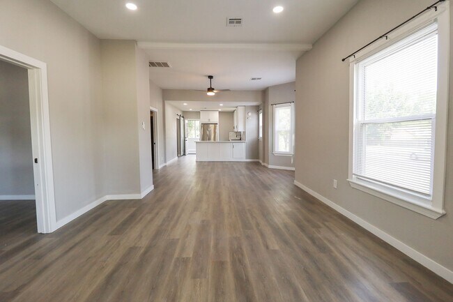 Foto del edificio - Newly Renovated | 2 Bed | 1 Bath | Bartles...