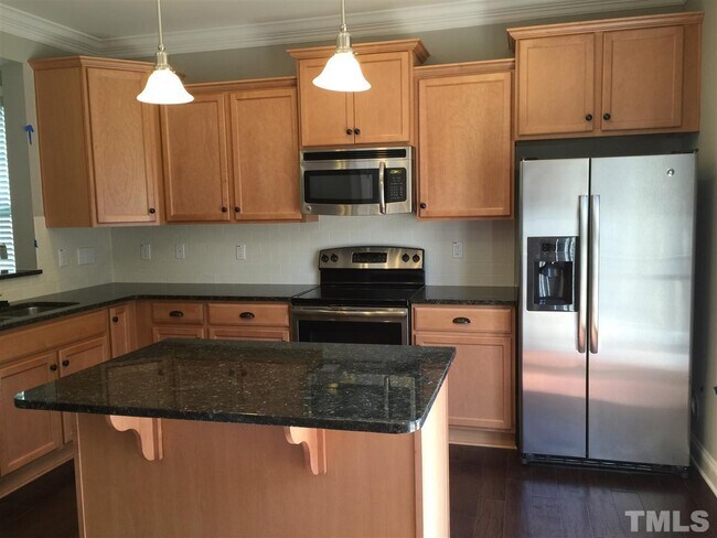 Building Photo - 1401 Town Home Dr