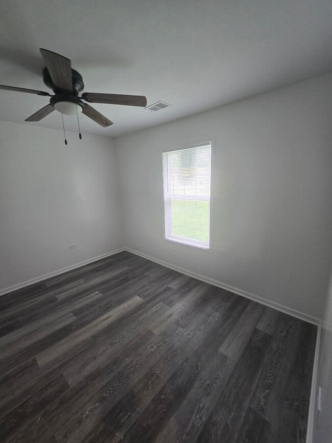 Building Photo - Section 8 Accepted 3 Bedroom w/Fenced Yard