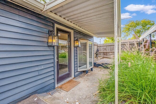 Building Photo - 562 Neelys Bend Rd