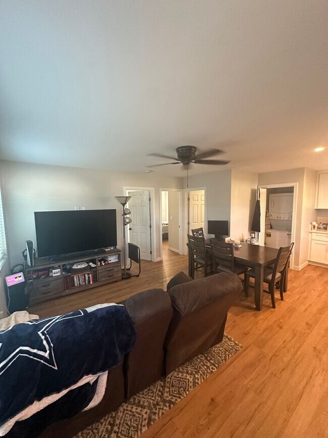 Foto del edificio - 827 Hemlock Ave
