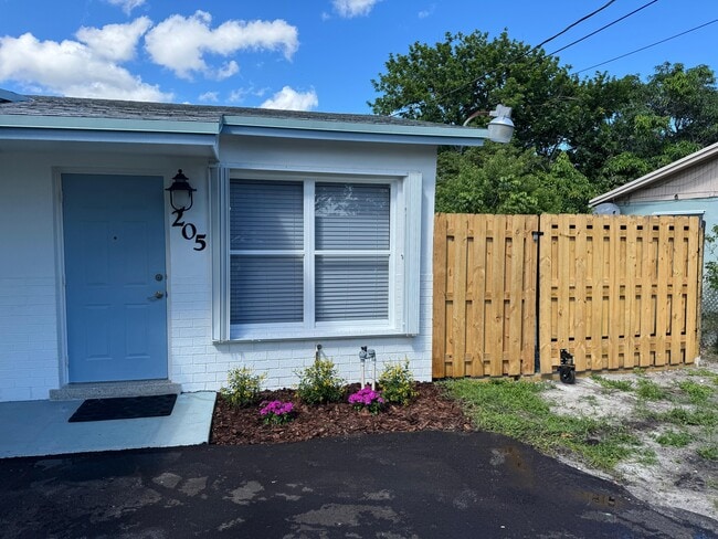 Foto del edificio - 205 NW 7th Ct