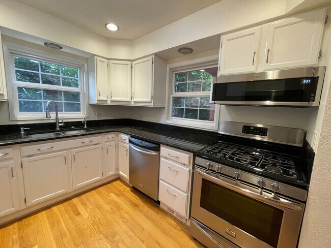Foto del edificio - Portland Heights Home with Forest Views and Stunning Updates