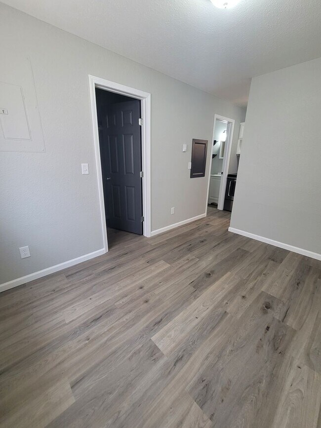 Foto del edificio - Remodeled Studio Apartment