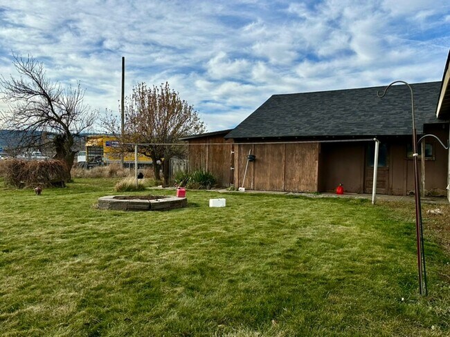 Building Photo - 3 Bedroom 1 Bath house on 1 acre with sept...