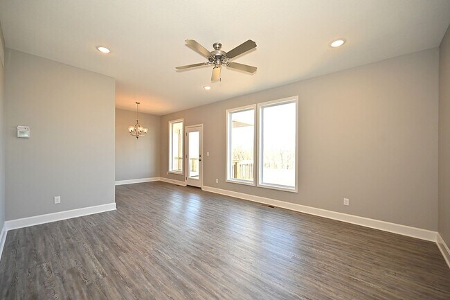 Foto del edificio - 3 bedroom, 2 1/2 bath duplex with a 2-Car ...