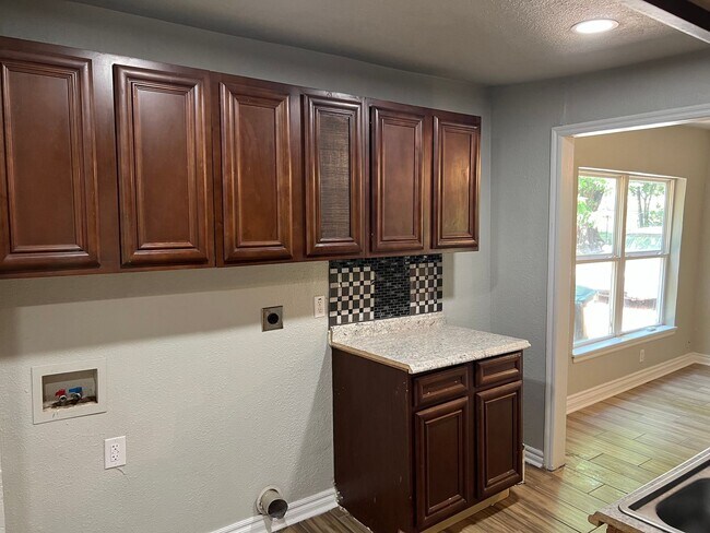 Building Photo - 2 Bed 1 Bath Newly Remodeled Home in Midwe...