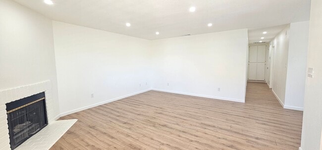 Building Photo - Cape 809